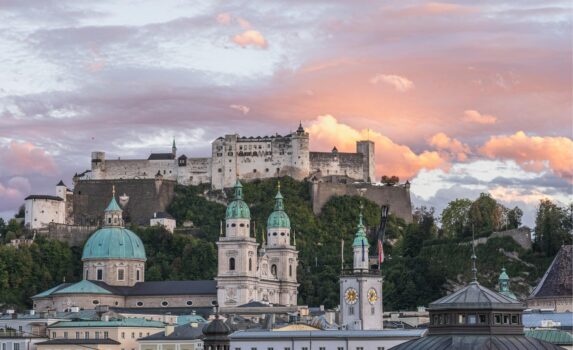 夕暮れ時のザルツブルク　オーストリアの風景