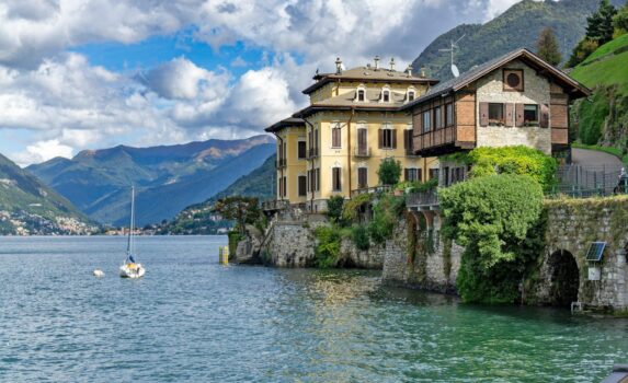 コモ湖の風景　イタリアの湖　イタリアの風景