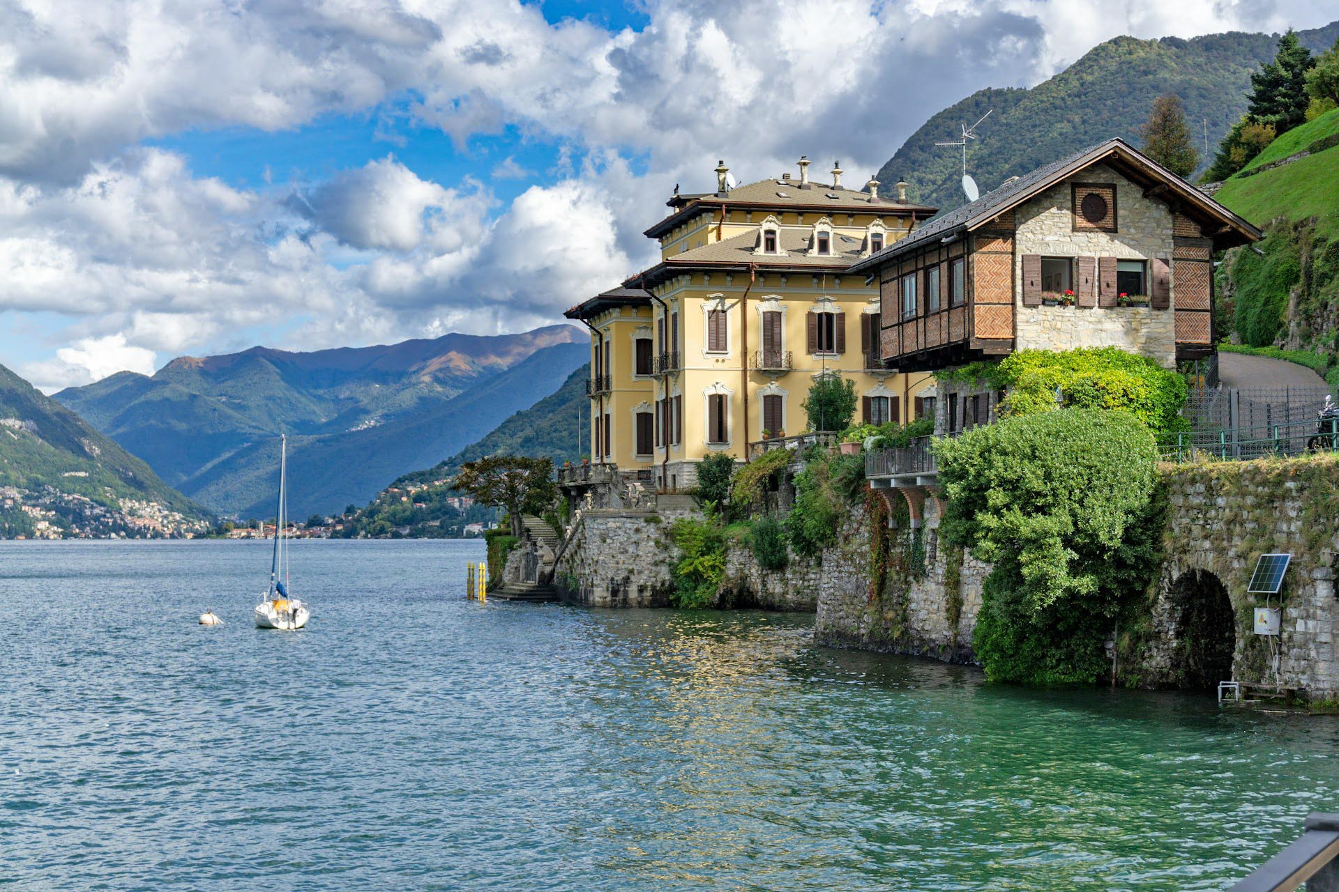 コモ湖の風景　イタリアの湖　イタリアの風景