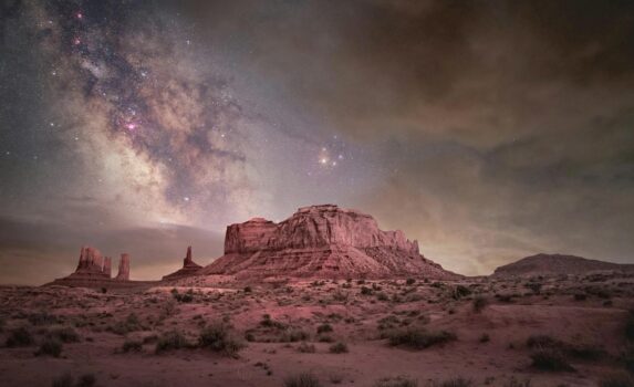 夜の夕日とモニュメント・バレーの星空　ユタ　アメリカ合衆国の風景