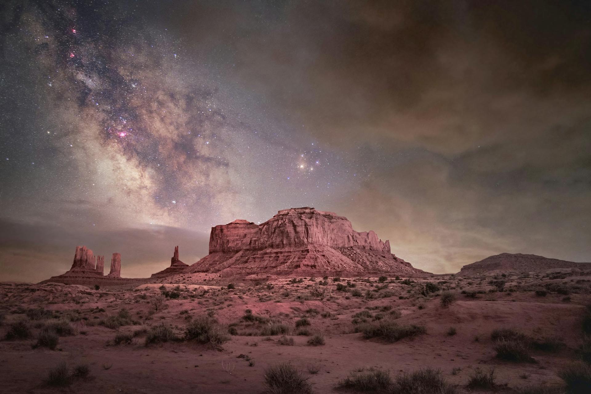 夜の夕日とモニュメント・バレーの星空　ユタ　アメリカ合衆国の風景