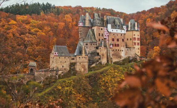 エルツ城　ドイツの城　秋のドイツの風景