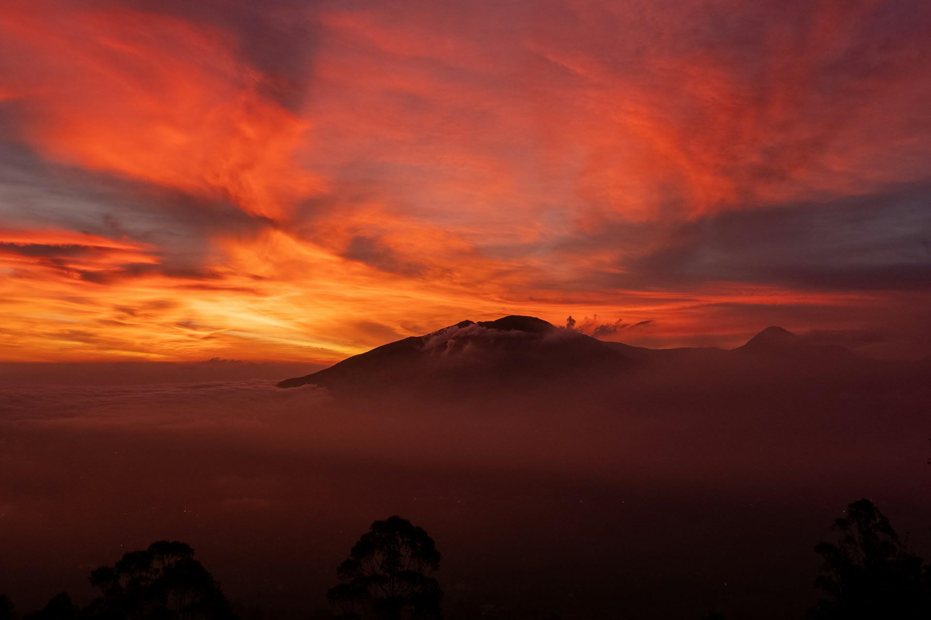 夕焼け空とチクライ山　インドネシアの山　インドネシアの風景