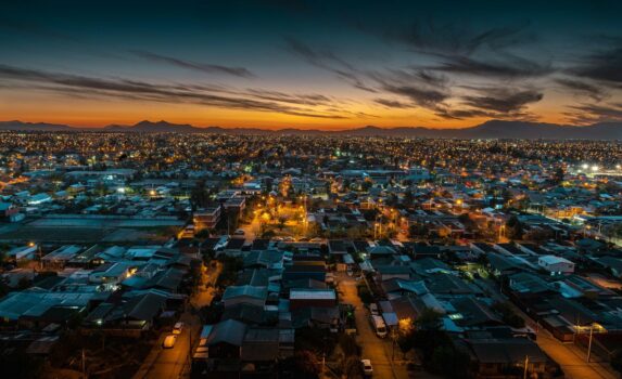夕暮のサンティアゴの町並み　チリの風景