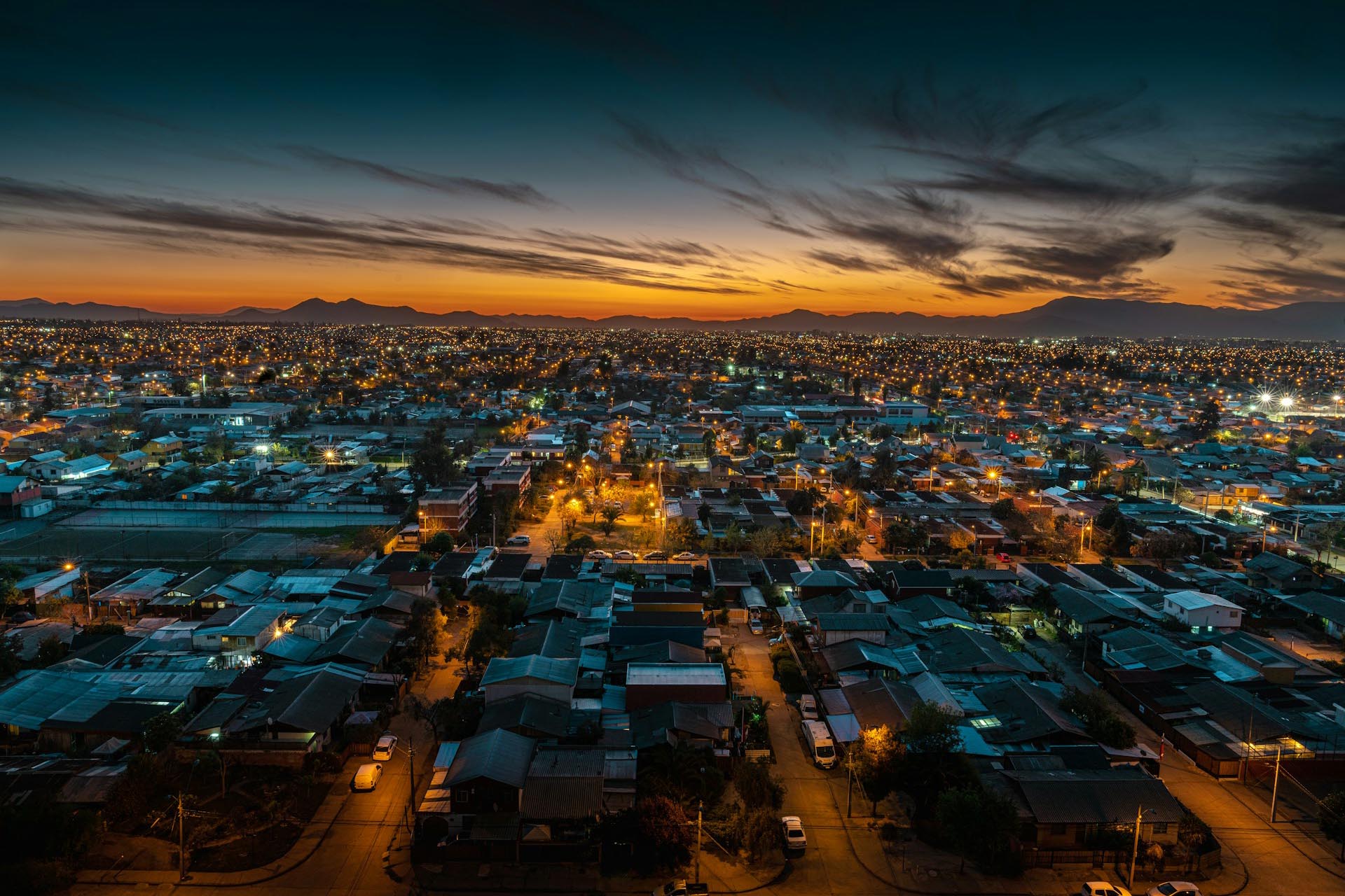 夕暮のサンティアゴの町並み　チリの風景