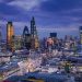 ロンドン　イングランド　夕暮れのシティ・オブ・ロンドンのスカイラインビューとカナリーワーフの高層ビル群