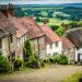 ライムストーンの古い家々が並ぶ町並み　イギリスの風景