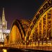 ケルン大聖堂と夜のホーエンツォレルン橋　ドイツの風景