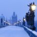 冬の朝のカレル橋　プラハの風景　チェコの風景