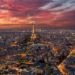 空から見る夕暮れのパリの町　フランスの風景