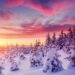 美しい冬の風景　夕暮れのカルパティア山脈　ウクライナの風景