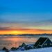 グリーンランドの夕日の風景　イヌイットの家々とフィヨルドの風景　デンマークの風景