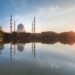 マレーシア、シャー・アラムの湖畔の穏やかなモスクの美しい日の出の眺め