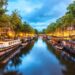 アムステルダム　夜の運河の風景